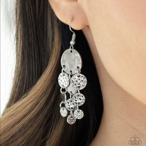 paparazzi Jewelry - Delicate Silver Dangly Earrings NWT paparazzi Jewelry - Delicate Silver Dangly Earrings NWT